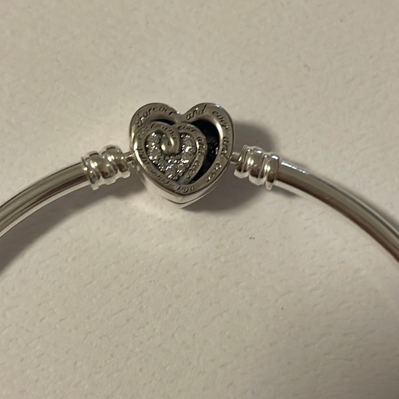 💞 PANDORA Moments: Entwined Infinite Hearts Clasp Bangle - Picture 4 of 8